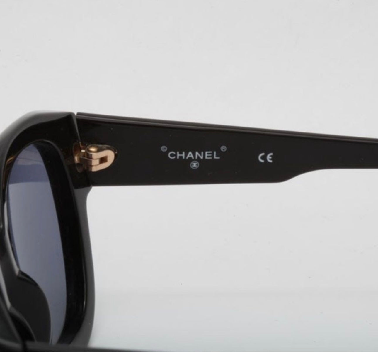 CHANEL black Vintage wayfarer sunglasses with white logo – The 